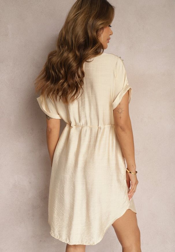 Renee - Beżowa Sukienka Pudełkowa z Troczkiem w Talii i Zdobiona Cyrkoniami Quilefia. Okazja: do pracy, na co dzień. Kolor: beżowy. Długość rękawa: krótki rękaw. Wzór: aplikacja. Typ sukienki: proste. Styl: casual