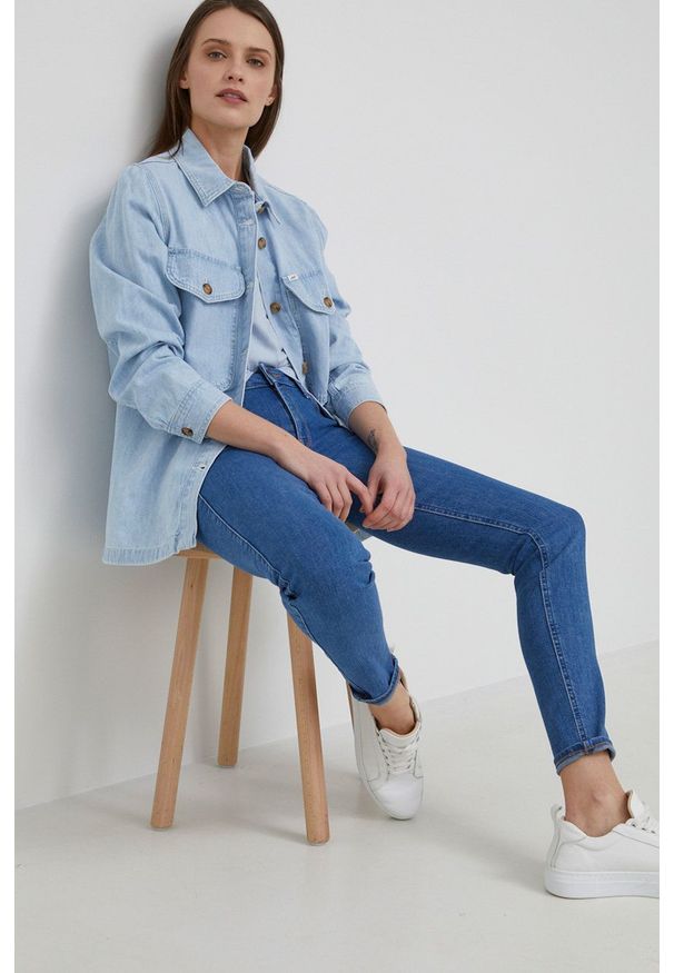 Lee Koszula jeansowa damska regular z kołnierzykiem klasycznym. Okazja: na co dzień. Typ kołnierza: kołnierzyk klasyczny. Kolor: niebieski. Materiał: jeans. Długość rękawa: długi rękaw. Długość: długie. Styl: klasyczny