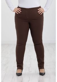 Nasi partnerzy - Brązowe spodnie Nilda z prostą nogawką wysoki stan PLUS SIZE XXL. Okazja: na co dzień, do pracy, na spacer. Stan: podwyższony. Kolekcja: plus size. Kolor: brązowy. Materiał: włókno, materiał, wiskoza, elastan, tkanina, poliester. Długość: krótkie. Styl: casual #1