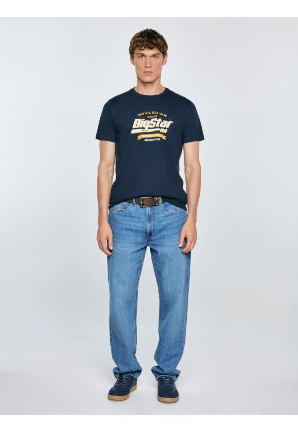 Big-Star - Koszulka męska z nadrukiem granatowa Briss 403. Okazja: na co dzień. Kolor: niebieski. Materiał: jeans, bawełna, skóra. Wzór: nadruk. Styl: vintage, klasyczny, casual