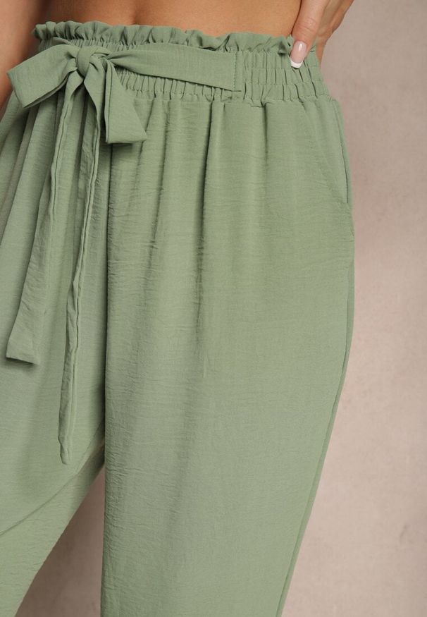 Renee - Zielone Spodnie High Waist Ozdobione Wiązanym Paskiem Araleira. Okazja: na spacer, na co dzień. Stan: podwyższony. Kolor: zielony. Materiał: jedwab. Długość: długie. Wzór: aplikacja. Sezon: wiosna. Styl: casual