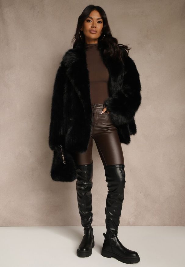 Renee - Czarna Oversizowa Kurtka Futerko o Dwurzędowym Kroju Asonella. Okazja: na co dzień, na randkę. Typ kołnierza: golf. Kolor: czarny. Materiał: futro. Wzór: aplikacja. Styl: casual