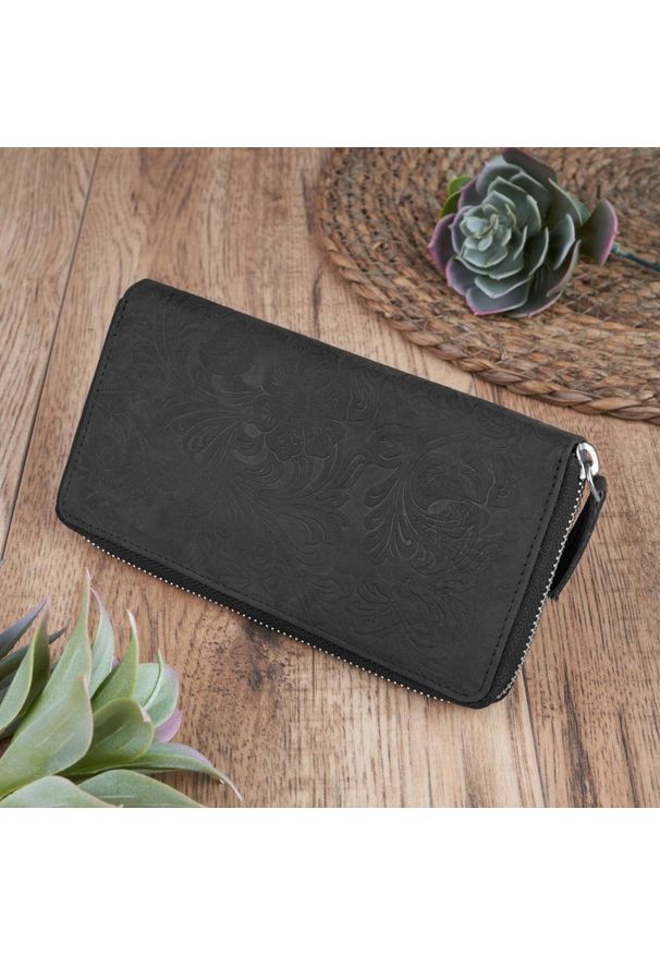 Portfel damski czarny w kwiaty PAOLO PERUZZI T-08-BL. Kolor: czarny. Wzór: kwiaty