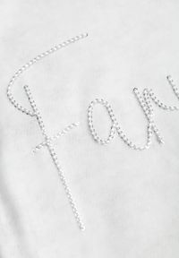 Renee - Biały Oversizowy T-shirt z Bawełny Zdobiony Haftem z Cekinami Marivia. Okazja: na co dzień. Kolor: biały. Materiał: bawełna. Wzór: haft, aplikacja. Styl: casual, elegancki #7