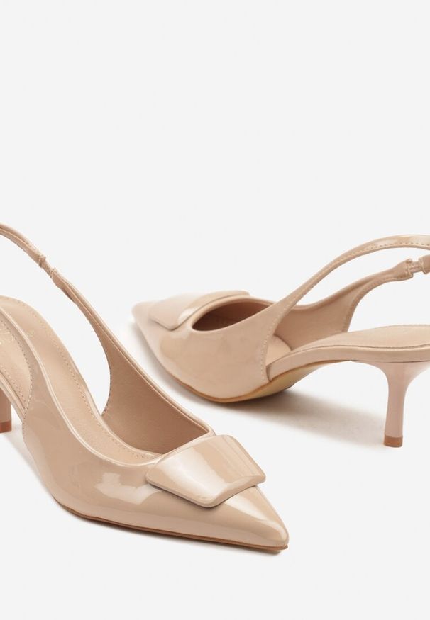 Born2be - Beżowe Sandały Slingback z Lakierowanym Połyskiem na Obcasie Harilin. Okazja: na co dzień. Nosek buta: szpiczasty. Kolor: beżowy. Materiał: lakier. Wzór: aplikacja. Obcas: na obcasie. Styl: klasyczny, elegancki, casual. Wysokość obcasa: średni
