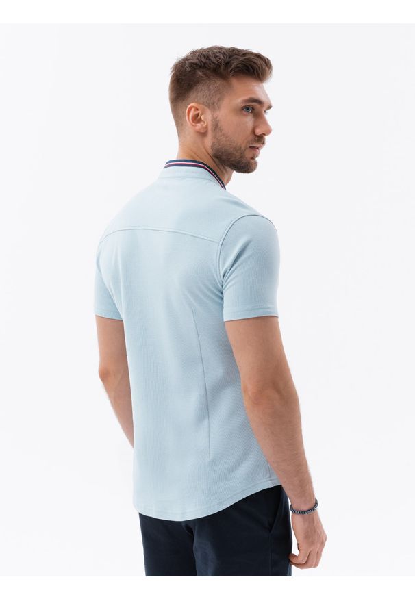 Ombre Clothing - Koszula męska dzianinowa z krótkim rękawem i kolorową stójką – błękitna V3. Typ kołnierza: kołnierzyk stójkowy. Kolor: niebieski. Materiał: dzianina. Długość rękawa: krótki rękaw. Długość: krótkie. Wzór: kolorowy. Styl: sportowy