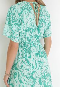 Born2be - Miętowa Sukienka Gertisa. Okazja: na co dzień. Typ kołnierza: dekolt w serek, kołnierz z falbankami. Kolor: miętowy. Materiał: wiskoza. Długość rękawa: krótki rękaw. Wzór: kwiaty. Styl: casual, elegancki #2