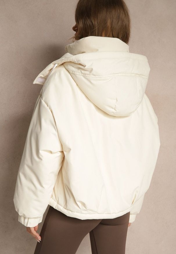 Renee - Beżowa Kurtka Bomberka o Kroju Oversize z Kapturem i Dużymi Kieszeniami Nalesia. Okazja: na co dzień, na spacer. Typ kołnierza: kaptur. Kolor: beżowy. Materiał: dzianina, zamsz, poliester. Styl: casual