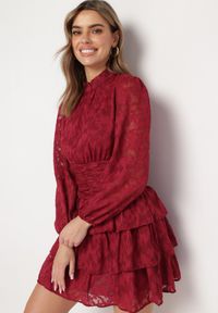 Born2be - Czerwona Taliowana Sukienka Mini Koronkowa z Falbankami Ciluna. Okazja: na co dzień. Typ kołnierza: kołnierz z falbankami. Kolor: czerwony. Materiał: koronka. Wzór: aplikacja. Styl: casual, elegancki, klasyczny. Długość: mini #2