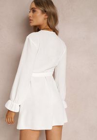 Renee - Biała Sukienka Parthameia. Kolor: biały. Materiał: tkanina. Wzór: jednolity. Typ sukienki: kopertowe. Styl: klasyczny. Długość: mini #2