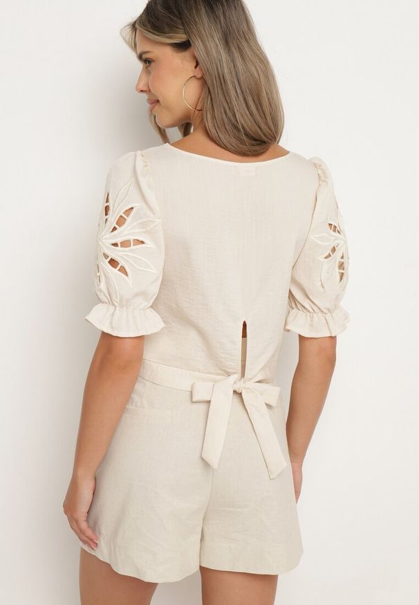 Born2be - Jasnobeżowa Bluzka z Wiskozą Ozdobiona Marszczeniami i Wiązaniem Nestaria. Okazja: na co dzień, na spotkanie biznesowe. Typ kołnierza: dekolt w kształcie V. Kolor: beżowy. Materiał: wiskoza. Długość rękawa: krótki rękaw. Długość: krótkie. Wzór: aplikacja. Styl: biznesowy, casual, elegancki