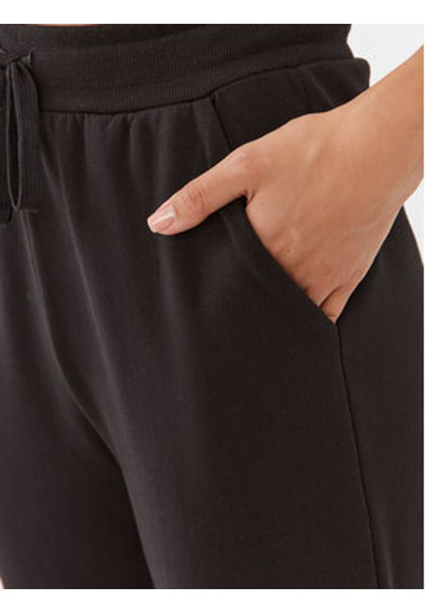 DKNY Spodnie dresowe YI2822670 Czarny Regular Fit. Kolor: czarny. Materiał: dresówka, bawełna