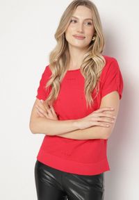 Born2be - Czerwona Bluzka z Dzianiny Zdobiona Cyrkoniami Feninea. Okazja: na spotkanie biznesowe, do pracy, na co dzień. Kolor: czerwony. Materiał: dzianina. Wzór: aplikacja. Styl: elegancki, biznesowy, casual #6
