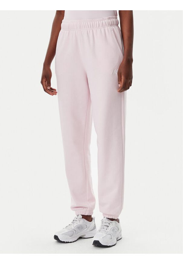 New Balance Spodnie dresowe Essentials WP41500 Różowy Relaxed Fit. Kolor: różowy. Materiał: bawełna, syntetyk