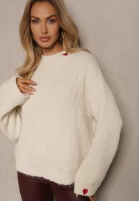 Renee - Beżowy Sweter z Wełną i Ozdobnym Sercem Tinnoriava. Okazja: na co dzień. Kolor: beżowy. Materiał: wełna. Długość rękawa: długi rękaw. Długość: długie. Styl: klasyczny, elegancki, casual #3