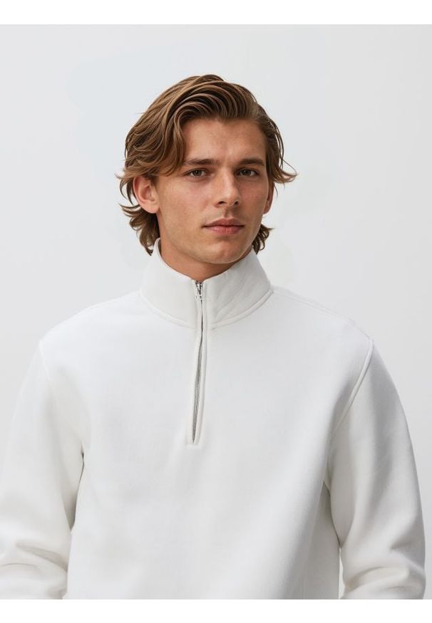 Reserved - Bluza ze stójką - złamana biel. Typ kołnierza: kołnierzyk stójkowy. Materiał: bawełna, dzianina