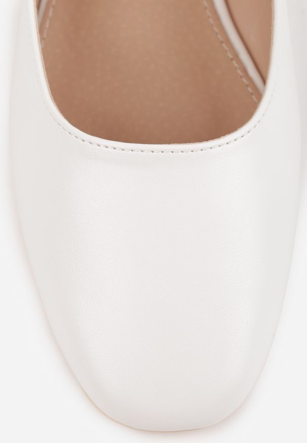 Renee - Białe Sandały Slingback Vices z Wkładką ze Skóry Naturalnej Sovritia. Okazja: do pracy, na co dzień, na spotkanie biznesowe. Zapięcie: pasek. Kolor: biały. Materiał: skóra. Sezon: lato. Obcas: na płaskiej podeszwie. Styl: elegancki, biznesowy, klasyczny, casual