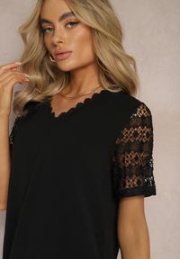 Renee - Czarna Sukienka Mini o Luźnym Kroju z Bawełny Ozdobiona Koronką Kerilia. Kolor: czarny. Materiał: bawełna, koronka. Wzór: aplikacja, koronka. Długość: mini