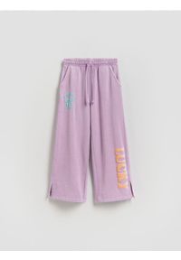 Reserved - Dresowe spodnie z nadrukiem - lawendowy. Kolor: fioletowy. Materiał: dresówka. Wzór: nadruk #1