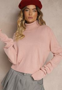 Renee - Jasnoróżowy Luźny Golf o Klasycznym Fasonie z Prążkami na Ściągaczach Basum. Okazja: na co dzień. Typ kołnierza: golf. Kolor: różowy. Materiał: jeans. Wzór: prążki. Styl: klasyczny