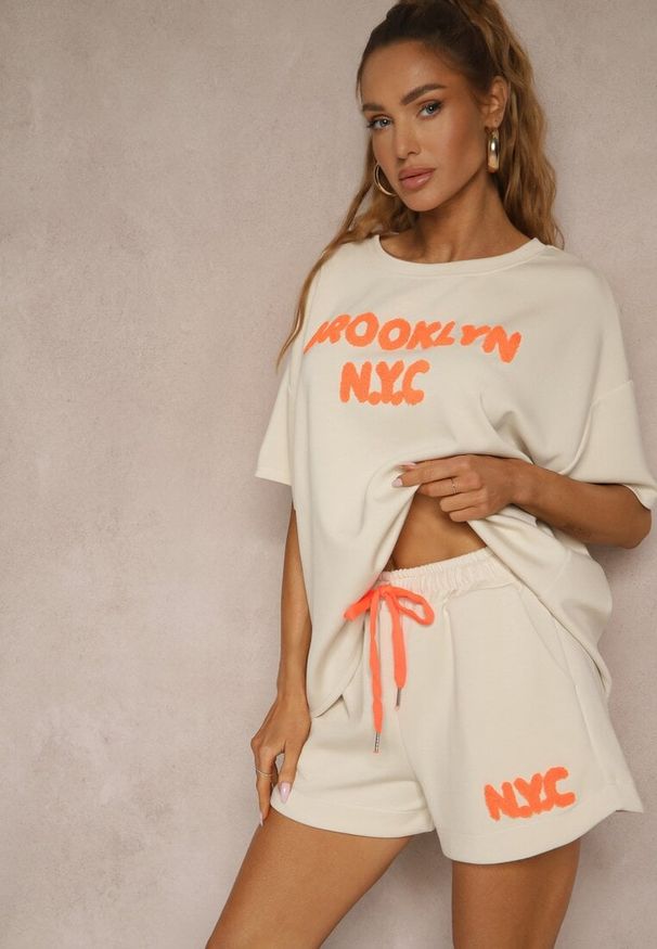 Renee - Beżowy Komplet z Wiskozą o Fasonie Oversize T-shirt i Szorty Lirafina. Kolor: beżowy. Materiał: wiskoza