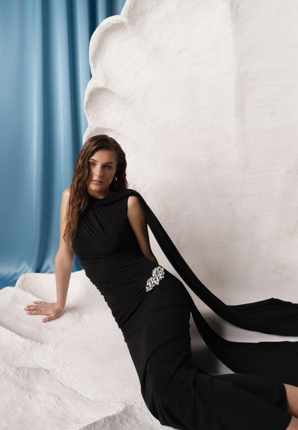 Renee - Czarna Wieczorowa Sukienka Marszczona z Wszytym Szalem i Biżuteryjną Broszką Cezalia. Okazja: na studniówkę, na ślub cywilny, na wesele. Kolor: czarny. Typ sukienki: proste. Styl: wizytowy