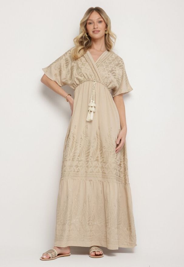 Born2be - Beżowa Kopertowa Sukienka z Wiskozy Ozdobiona Frędzlami Redare. Okazja: na co dzień. Typ kołnierza: dekolt w serek. Kolor: beżowy. Materiał: wiskoza. Wzór: aplikacja. Typ sukienki: kopertowe. Styl: casual, klasyczny, boho