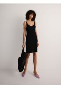 Reserved - Prążkowana sukienka mini z wiskozy - czarny. Kolor: czarny. Materiał: prążkowany, wiskoza. Długość: mini