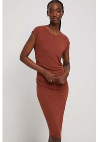 medicine - Medicine sukienka kolor brązowy mini dopasowana. Kolor: brązowy. Materiał: dzianina. Długość rękawa: krótki rękaw. Wzór: gładki. Typ sukienki: asymetryczne, dopasowane. Długość: mini