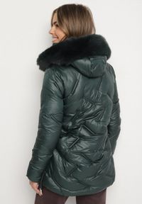 Born2be - Ciemnozielona Kurtka z Oryginalnym Pikowaniem i Kapturem z Futerkiem Nallisa. Okazja: na co dzień, do pracy, na spotkanie biznesowe. Kolor: zielony. Materiał: futro. Styl: biznesowy, casual #2