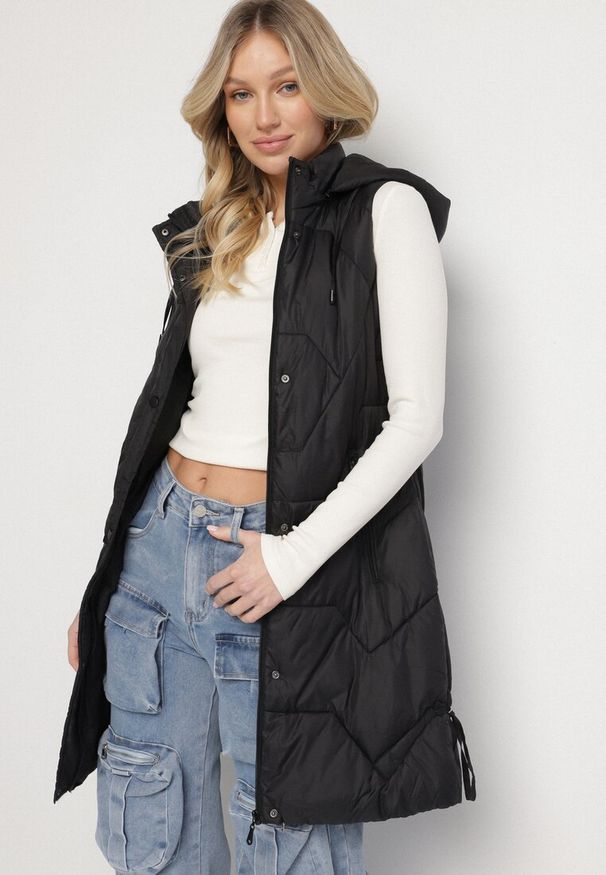 Born2be - Czarna Pikowana Kamizelka z Odpinanym Kapturem i Ściągaczami Lorianvia. Okazja: na co dzień, na spacer. Kolor: czarny. Materiał: jeans. Styl: sportowy, elegancki, casual