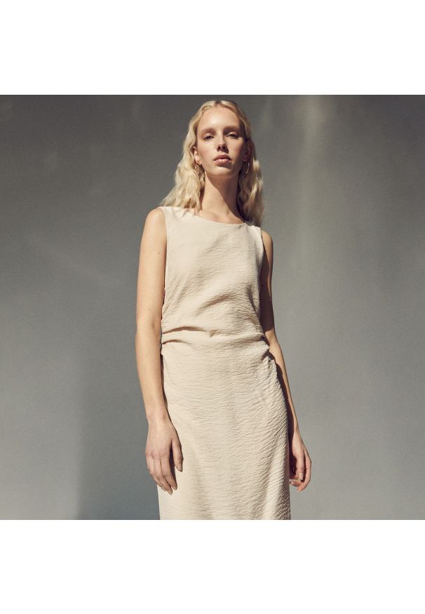 Reserved - Sukienka midi - Beżowy. Kolor: beżowy. Długość: midi