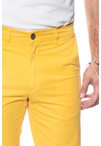 Wrangler - SPODENKI WRANGLER CHINO SHORT MIMOSA YELLOW W14AKM33D. Materiał: materiał #5