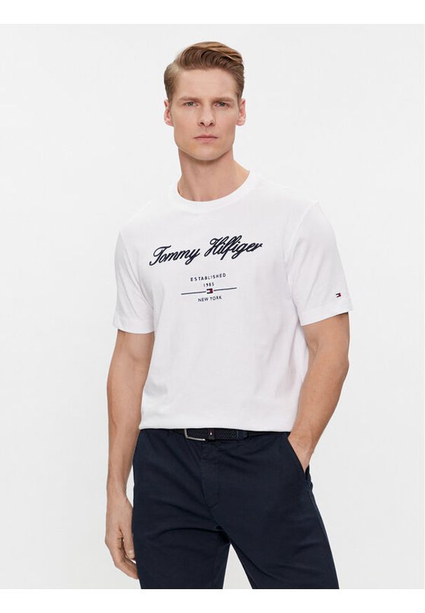 TOMMY HILFIGER - Tommy Hilfiger T-Shirt Script Logo Tee MW0MW33691 Biały Regular Fit. Kolor: biały. Materiał: bawełna