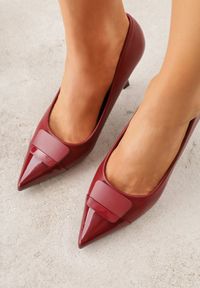 Born2be - Czerwone Szpilki Ozdobione z Geometryczną Aplikacją Lysastos. Okazja: na co dzień. Kolor: czerwony. Materiał: jeans. Wzór: geometria, aplikacja. Obcas: na szpilce. Styl: casual, elegancki, klasyczny. Wysokość obcasa: średni #7