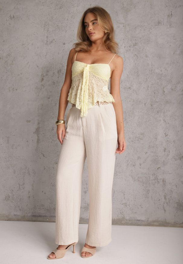 Renee - Beżowe Spodnie z Wiskozy High Waist Ozdobione Geometrycznym Motywem Iomane. Okazja: na co dzień. Stan: podwyższony. Kolor: beżowy. Materiał: wiskoza. Wzór: aplikacja, geometria. Styl: casual