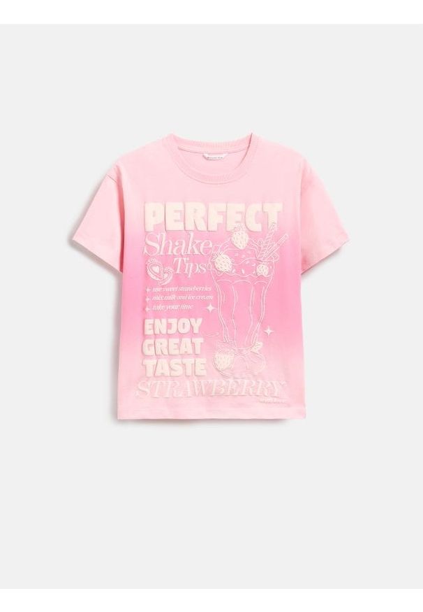 Reserved - Luźny t-shirt z nadrukiem - pastelowy róż. Kolor: różowy. Materiał: bawełna. Wzór: nadruk
