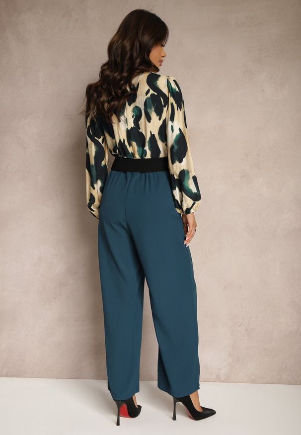 Renee - Beżowo-Niebieski Kopertowy Kombinezon z Górą Ozdobioną Abstrakcyjnym Wzorem z Dodatkowym Paskiem Coristina. Okazja: na co dzień. Kolor: zielony. Materiał: skóra. Wzór: aplikacja. Styl: klasyczny, casual, elegancki