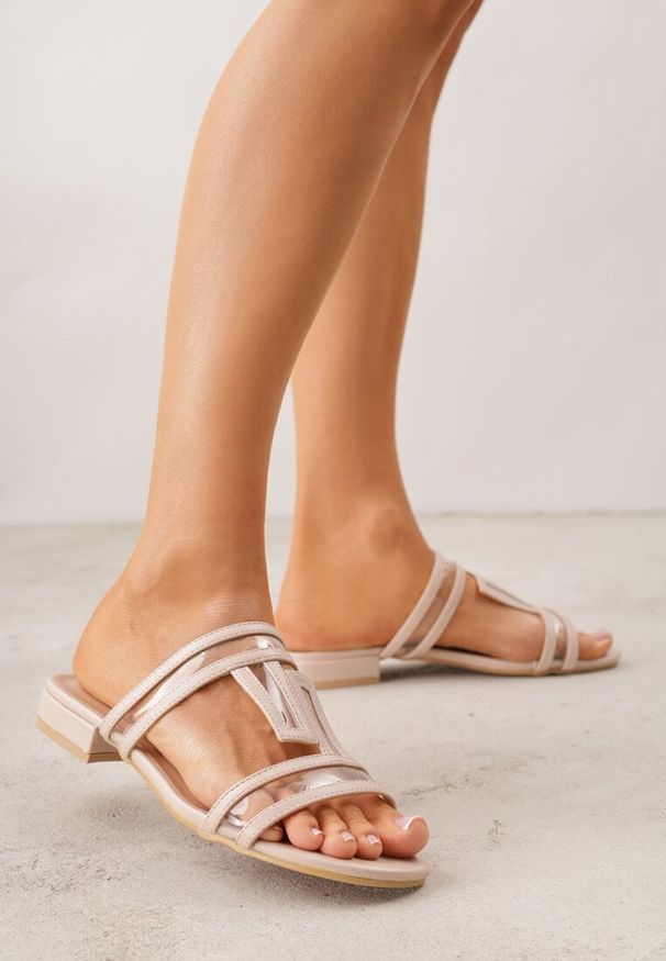 Renee - Beżowe Klapki Ozdobione Geometrycznym Motywem Nysathei. Okazja: na co dzień. Kolor: beżowy. Wzór: geometria, aplikacja. Sezon: lato. Styl: casual