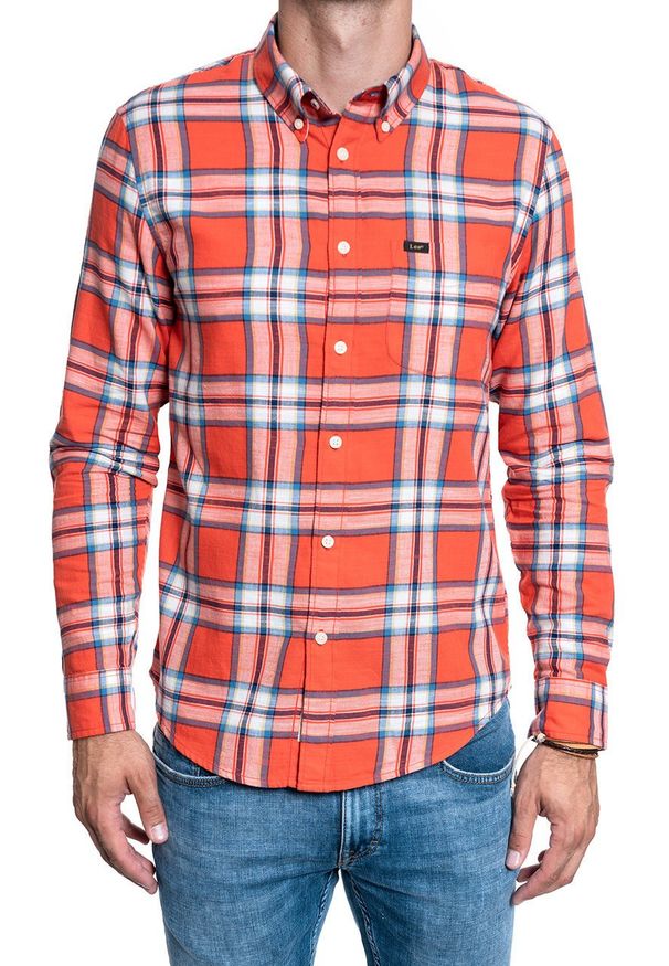 Lee - KOSZULA LEE BUTTON DOWN REGULAR LAVA RED L880ZJAF. Okazja: na co dzień. Typ kołnierza: button down. Długość rękawa: długi rękaw. Długość: długie. Styl: casual