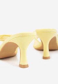 Born2be - Żółte Siateczkowe Klapki na Szpilce Ozdobione Kokardą Vikisae. Okazja: na co dzień. Kolor: żółty. Materiał: jeans. Wzór: aplikacja. Obcas: na szpilce. Styl: casual #9