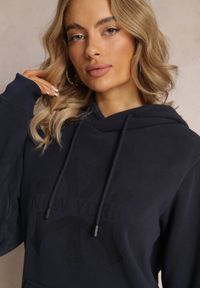 Renee - Granatowa Dzianinowa Bluza z Nadrukiem i Kapturem Nehret. Typ kołnierza: kaptur. Kolor: niebieski. Materiał: dzianina. Wzór: nadruk