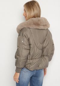 Born2be - Ciemnozielona Pikowana Kurtka o Pudełkowym Kroju z Kapturem z Futerkiem Rivitta. Okazja: na co dzień, na spotkanie biznesowe, do pracy. Typ kołnierza: kaptur. Kolor: zielony. Materiał: futro. Wzór: aplikacja, paski. Styl: casual, biznesowy, elegancki, klasyczny #6