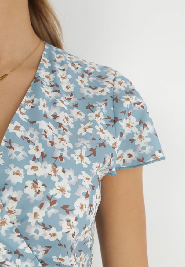 Born2be - Niebieska Sukienka Aluva. Okazja: na co dzień. Kolor: niebieski. Materiał: tkanina, wiskoza, materiał. Wzór: nadruk, aplikacja, kwiaty. Typ sukienki: kopertowe, proste. Styl: casual. Długość: maxi