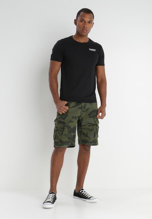 Born2be - Zielone Szorty Delile. Kolor: zielony. Materiał: materiał, bawełna. Wzór: moro, aplikacja