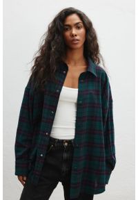 Marsala - Koszula typu oversize w kratę ZIELONĄ - RENO 9360. Kolor: zielony. Materiał: tkanina, bawełna. Długość rękawa: długi rękaw. Długość: długie. Styl: klasyczny #1