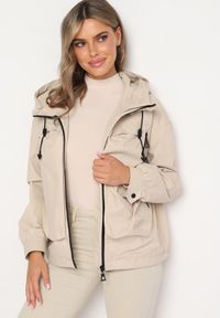 Born2be - Beżowa Kurtka Wiatrówka z Kieszeniami i Ściągaczami Braliana. Okazja: na spacer. Kolor: beżowy. Materiał: jeans. Styl: sportowy, elegancki #7