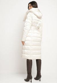 Born2be - Jasnobeżowa Pikowana Kurtka z Asymetrycznym Zapięciem i Kapturem Wiązana w Talii Tilita. Okazja: na co dzień. Kolor: beżowy. Materiał: jeans. Styl: klasyczny, casual, elegancki #4