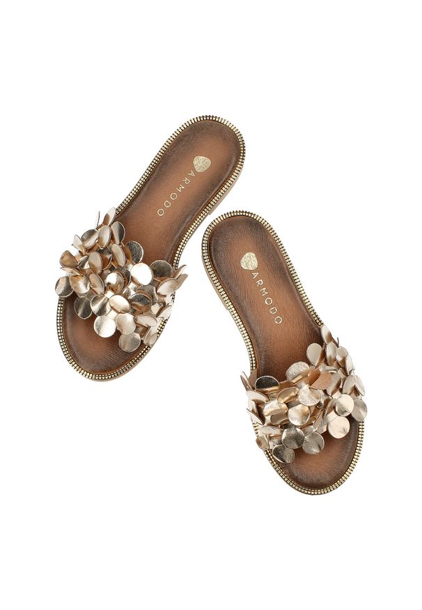 Złote Klapki Armodo Modne Obuwie Damskie. Okazja: na co dzień. Kolor: złoty. Materiał: skóra. Wzór: aplikacja, kwiaty. Sezon: lato. Styl: casual, elegancki