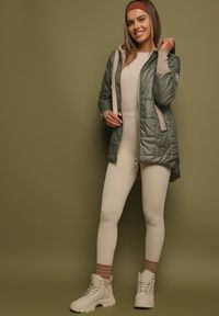 Born2be - Zielona Pikowana Kurtka z Kapturem i Przedłużonym Tyłem Tulara. Okazja: na co dzień. Typ kołnierza: kaptur. Kolor: zielony. Materiał: jeans. Wzór: aplikacja. Styl: casual, elegancki #9